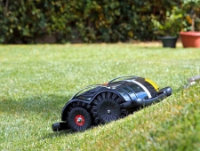 Chytrá zahrada 400m2 - automatická robotická sekačka TECH L6 bez nutnosti instalace a bez vodiče